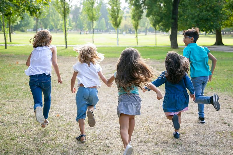 Niños corriendo y jugando compostables vs biodegradables