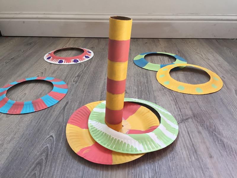 juego de aros de colores construido con materiales compostables