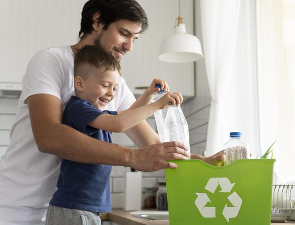 Reutiliza el plástico y utensilios que ya no uses, construye una composta casera con tus hijos para que aprendan a cuidar del medio ambiente.