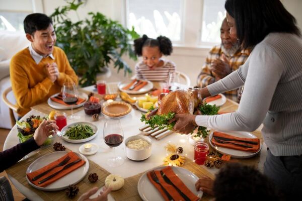 Familia compartiendo cena en Thanksgiving Day